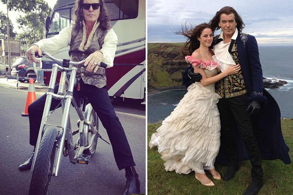 27. Mai 2014: Für seine Rolle im Film "The Moon and the Sun" trägt Pierce Brosnan eine Langhaarperücke. Seine Kollegin und Filmtochter Kaya Scodelario hat das nicht nötig. 27. Mai 2014: Für seine Rolle im Film "The Moon and the Sun" trägt Pierce Brosnan eine Langhaarperücke. Seine Kollegin und Filmtochter Kaya Scodelario hat das nicht nötig.