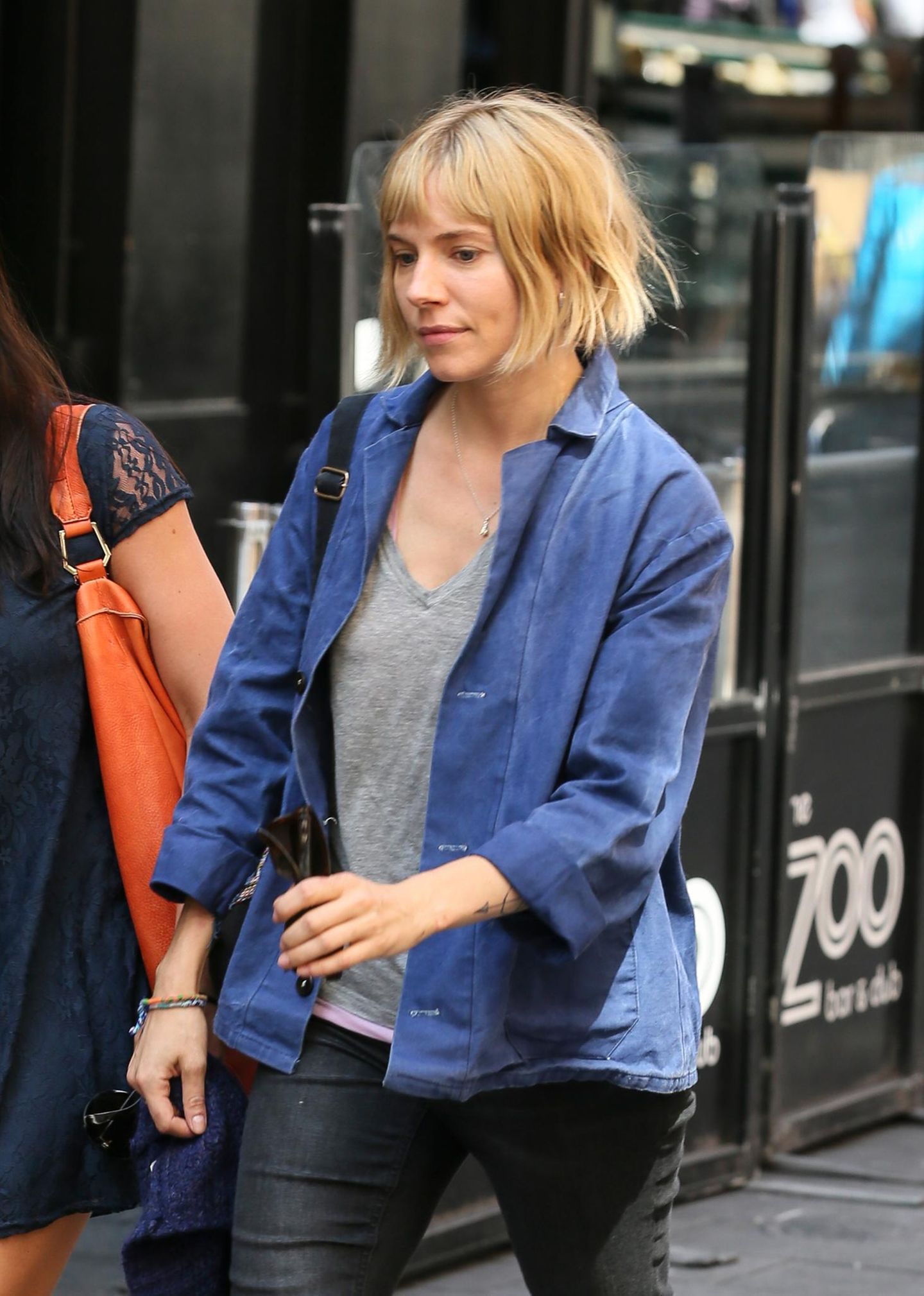29. Juli 2014: Für die Dreharbeiten von "Adam Jones" trägt Sienna Miller in London einen Kurzhaarschnitt.