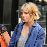 29. Juli 2014: Für die Dreharbeiten von "Adam Jones" trägt Sienna Miller in London einen Kurzhaarschnitt.