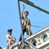 21. August 2014: Für den Actionstreifen "Mission Impossible 5" turnt Tom Cruise in luftiger Höhe auf dem Dach des Wiener Opernhaus herrum.