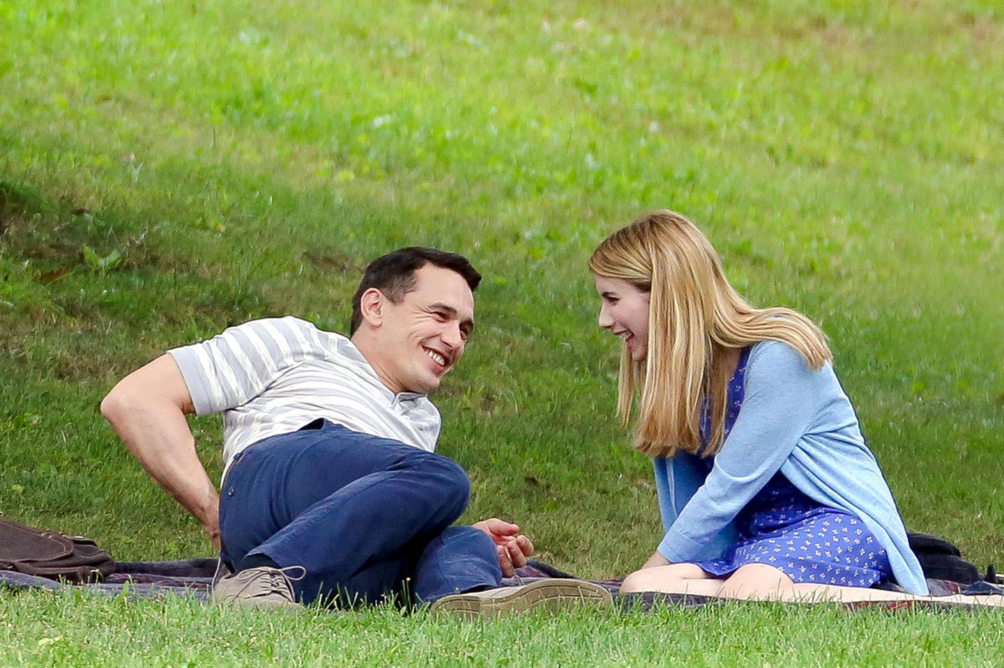 30. August 2014: James Franco und Emma Roberts turteln beim Picknick im Grünen. Allerdings stehen sie gemeinsam für den Film "Michael" vor der Kamera.