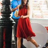 18. September 2014: Für den Werbespot von "Oil of Olaz" trägt Katie Holmes ein rotes Kleid und sieht darin zauberhaft aus.