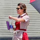 29. Juli 2014: "Glee"-Star Lea Michele steht im Kellnerinnen-Outfit für eine Folge von "Sons of Anarchy" vor der Kamera.