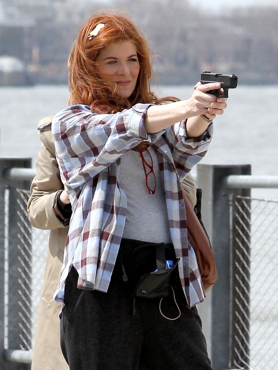 14. April 2014: Die Dreharbeiten zum Film "The Mysteries of Laura" mit Debra Messing finden am Fuß der Freiheitsstatue in New York statt. 14. April 2014: Die Dreharbeiten zum Film "The Mysteries of Laura" mit Debra Messing finden am Fuß der Freiheitsstatue in New York statt.