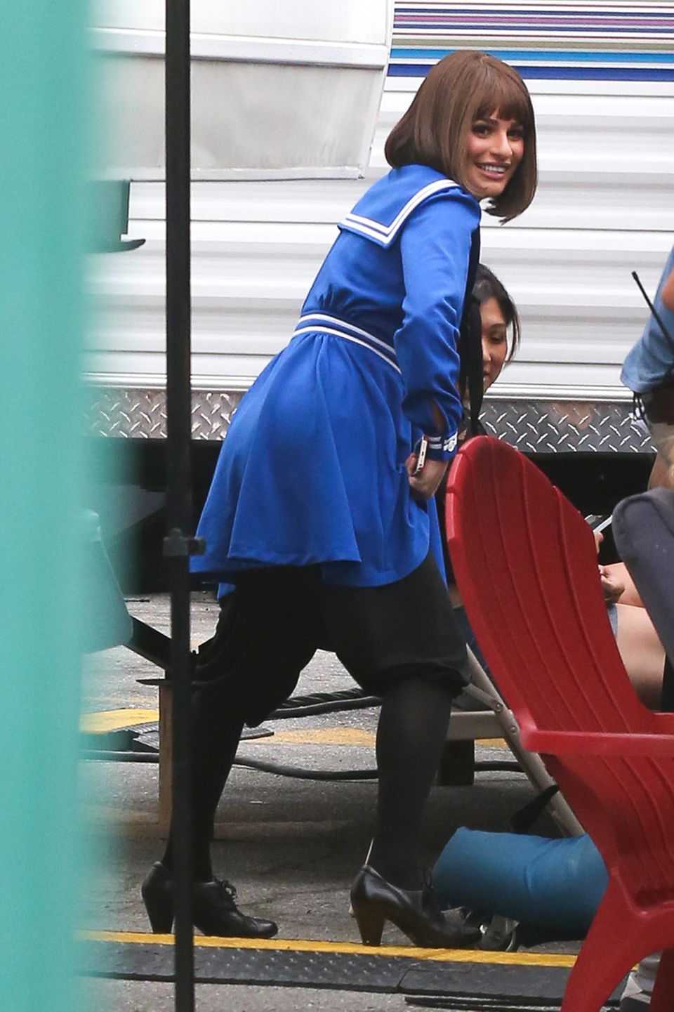 10. April 2014: Am Set von Glee hat Lea Michele während einer Drehpause Spaß mit ihren Kollegen. 10. April 2014: Am Set von Glee hat Lea Michele während einer Drehpause Spaß mit ihren Kollegen.