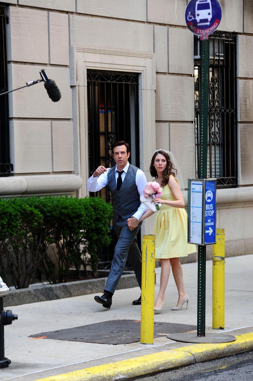2. Juli 2014: Jason Sudeikis und Alison Brie drehen eine Szene für den Film "Sleeping with Other People" in New York City. 2. Juli 2014: Jason Sudeikis und Alison Brie drehen eine Szene für den Film "Sleeping with Other People" in New York City.