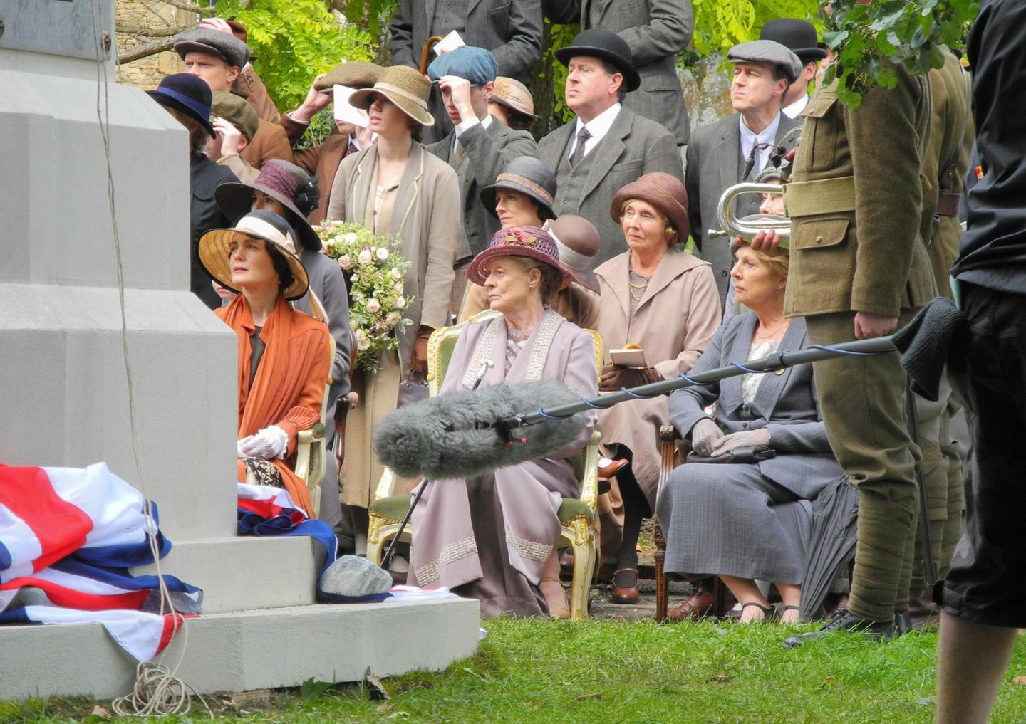 11. August 2014: Elizabeth McGovern, Dame Maggie Smith, Penelope Wilton, Raquel Cassidy und Sue Johnston haben sich für die Dreharbeiten der Serie "Downton Abbey" versammelt.