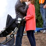 19. November 2014: Matthew Morrison und Jayma Mays küssen sich am Set von der Serie "Glee" für eine Szene im Park.