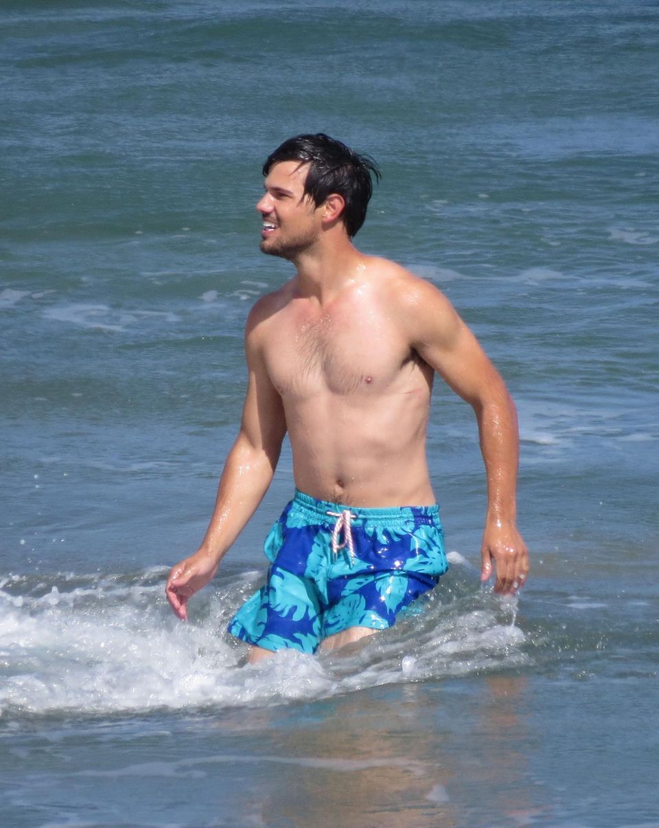 17. Juni 2014: Für die Dreharbeiten von "Run the Tide" stürtzt Taylor Lautner sich in Los Angeles in die Fluten.
