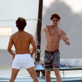 8. Oktober 2014: Was für ein schöner Job: für eine Szene von "Magic Mike XXL" spielen Joe Manganiello und Adam Rodriguez am Strand von Savannah mit einem Football.