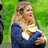15. Mai 2014: Für Foto-und Fernsehaufnahmen trägt Drew Barrymore eine Ladung Brot durch den berühmten "Central Park" von New York City.