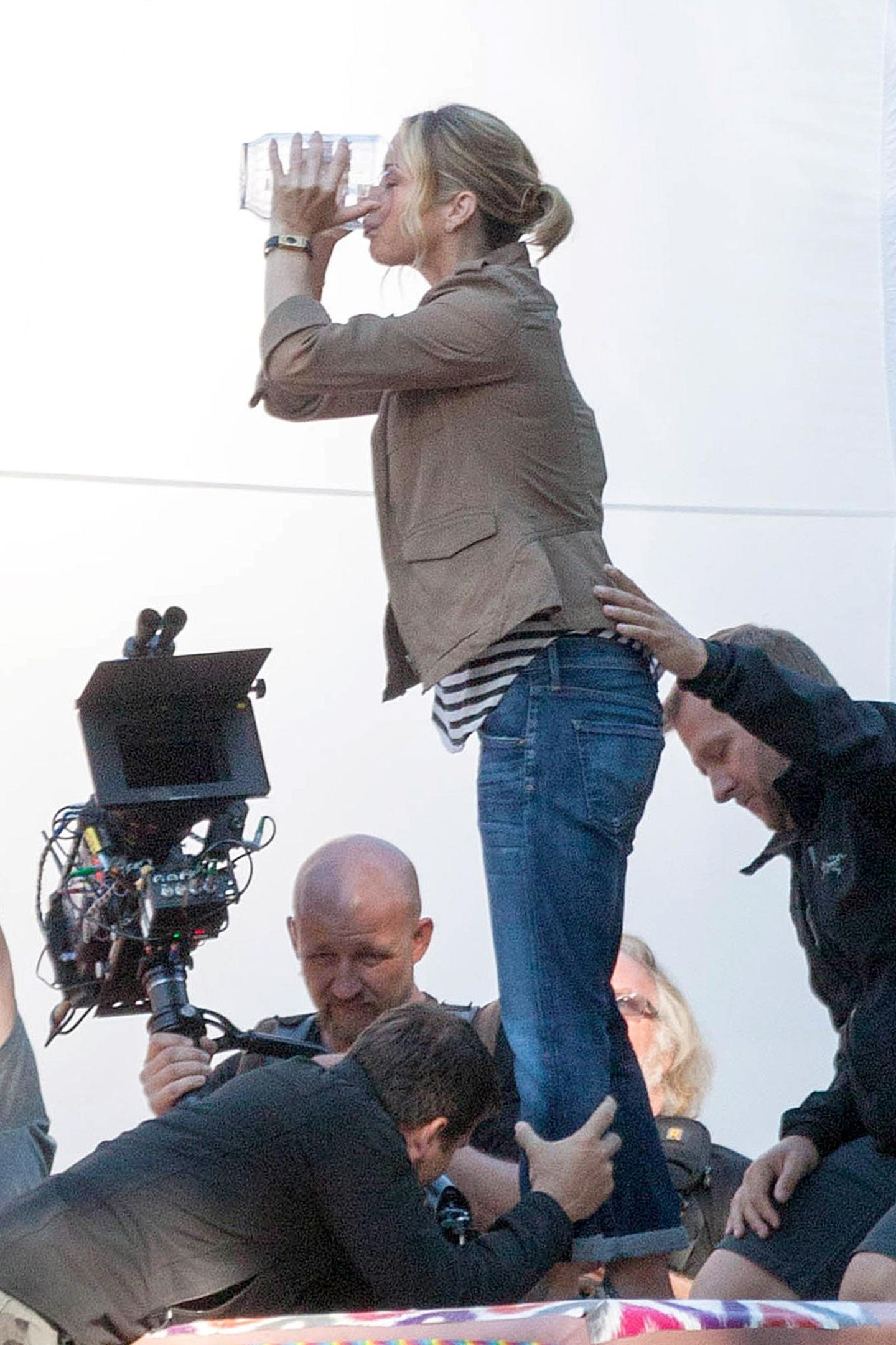 2. Oktober 2014: Christina Applegate muss bei den Dreharbeiten zu "Vacation" ein großes Glas auf ex trinken.