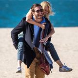 6. Oktober 2014: So machen Dreharbeiten Spaß: Jake Gyllenhaal trägt Naomi Watts im Film "Demolition" am Strand entlang.