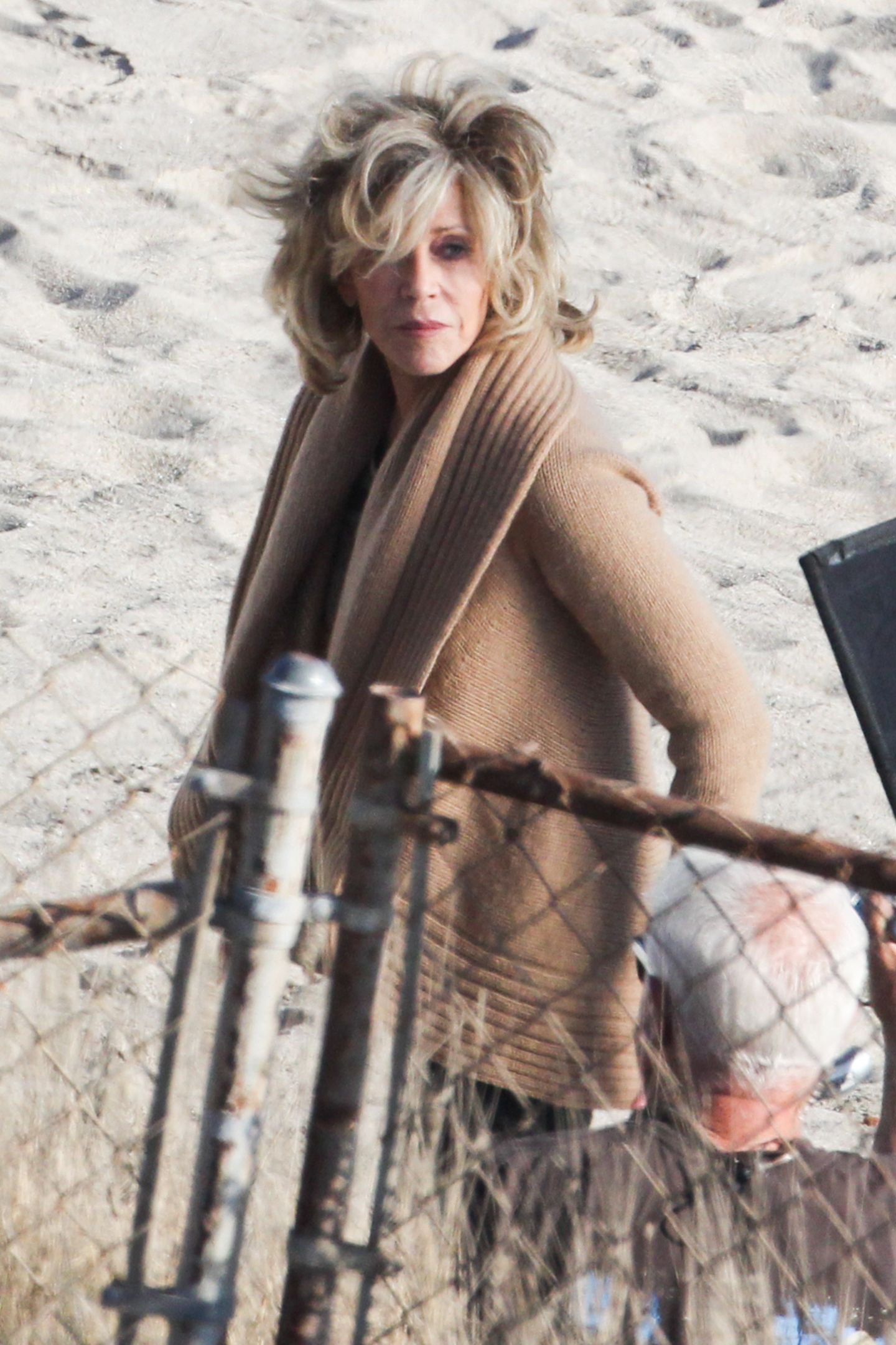 8. August 2014: Am Strand von Malibu dreht Jane Fonda "Grace and Frankie".