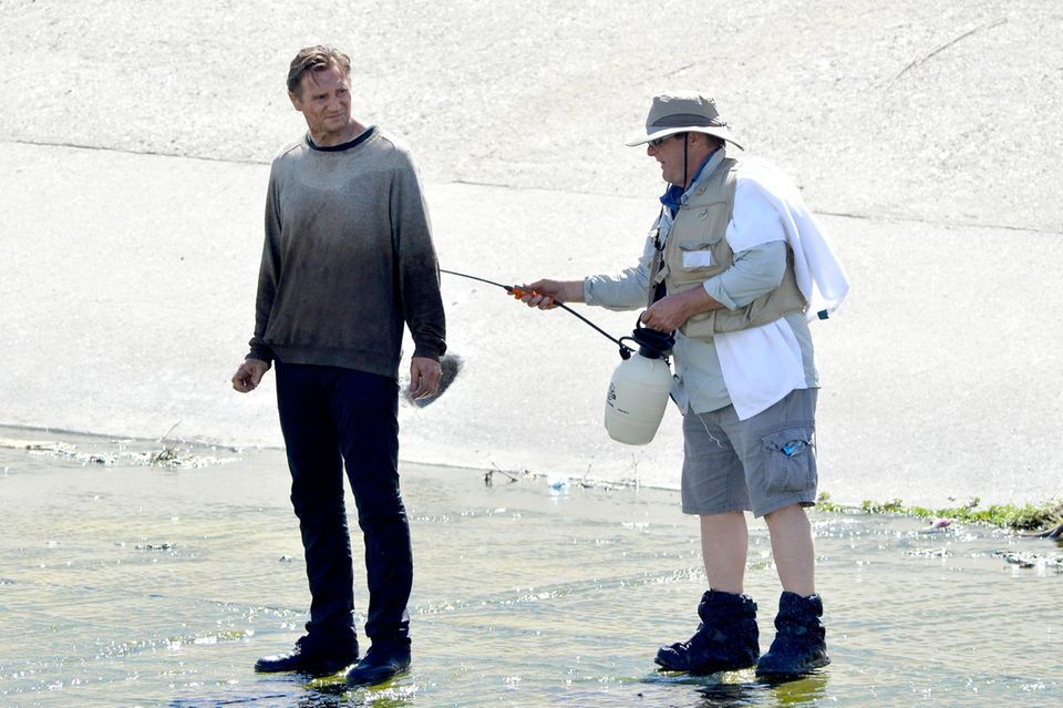 9. April 2014: Am Ufer des Los Angeles River wird Liam Neeson für eine Szene mit Wasser besprüht. 9. April 2014: Am Ufer des Los Angeles River wird Liam Neeson für eine Szene mit Wasser besprüht.