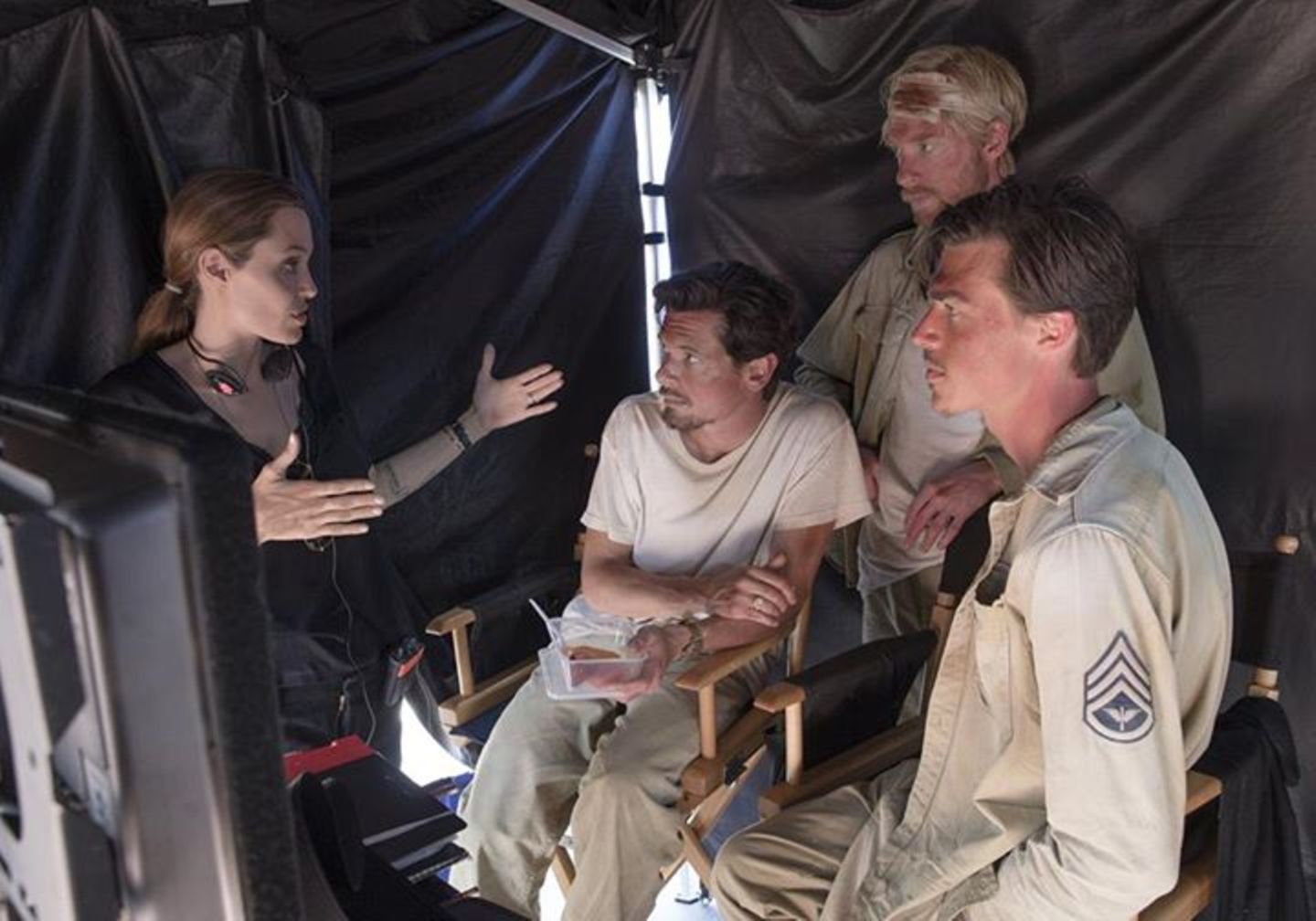 12. Dezember: Angelina Jolie während der Dreharbeiten zu "Unbroken" im Gespräch mit den Darstellern hinter den Kulissen.