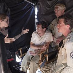 12. Dezember: Angelina Jolie während der Dreharbeiten zu "Unbroken" im Gespräch mit den Darstellern hinter den Kulissen.