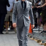 30. Juni 2014: Matt Bomer dreht eine Szene für "White Collar" im Union Square Park in New York.