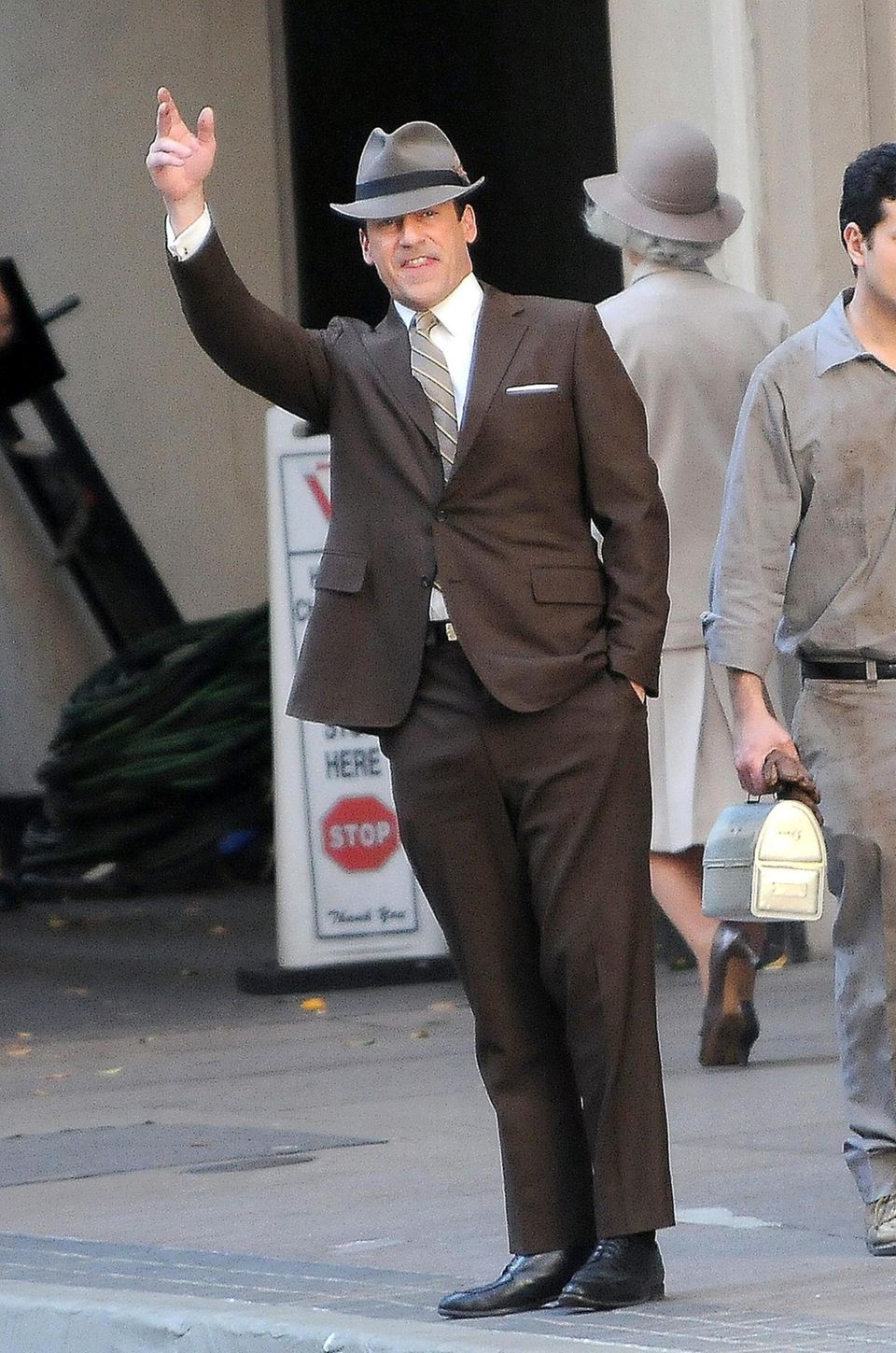 14. Januar 2014: Jon Hamm pfeift bei den Dreharbeiten zu "Mad Men" in Los Angeles nach einem Taxi. 14. Januar 2014: Jon Hamm pfeift bei den Dreharbeiten zu "Mad Men" in Los Angeles nach einem Taxi.