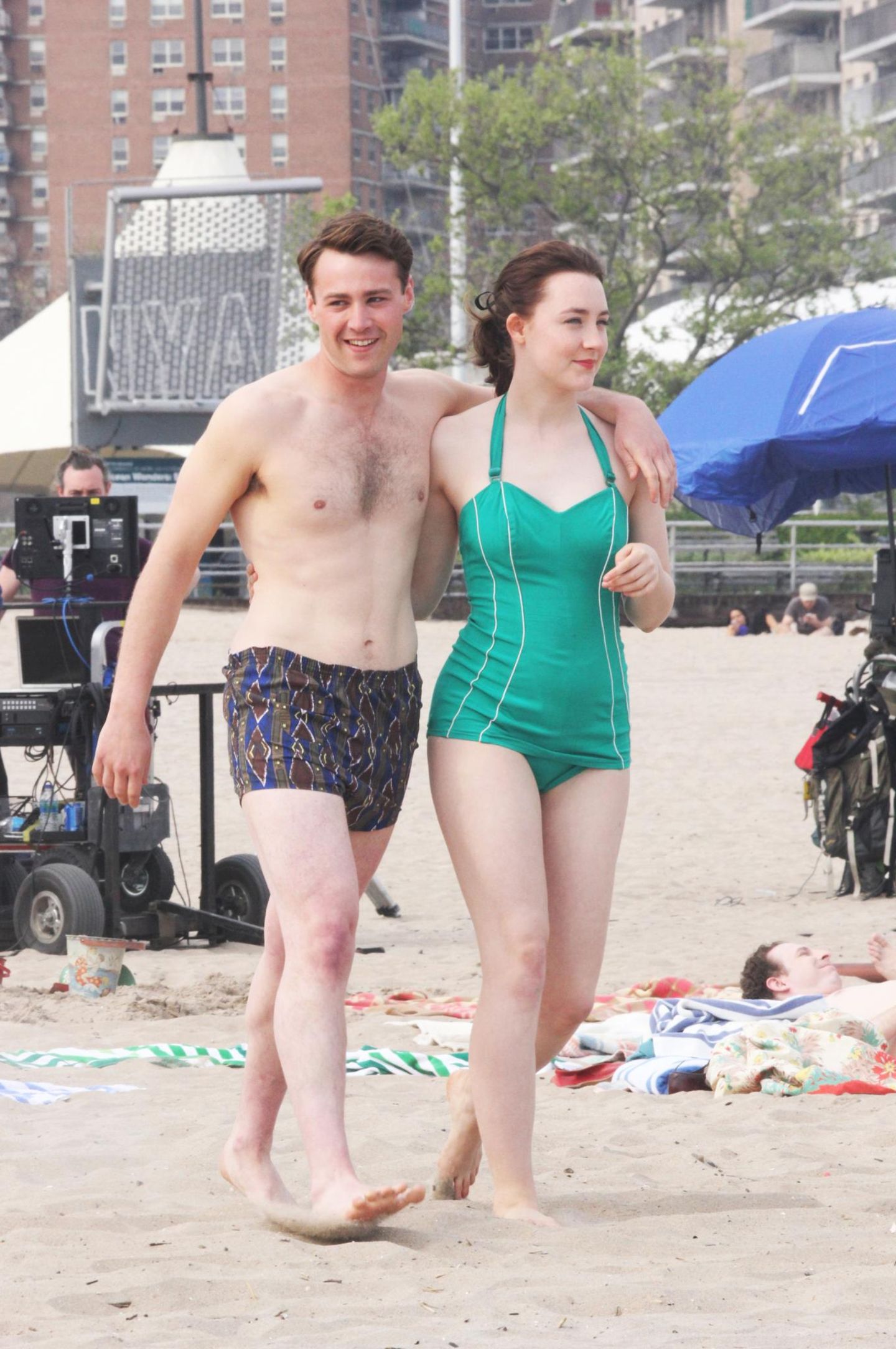 21. Mai 2014: In 50er-Jahre-Bademode schlendern Saoirse Ronan und Emory Cohen für die Filmaufnahmen des Films "Brooklyn" am Strand von Coney Island entlang.