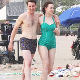 21. Mai 2014: In 50er-Jahre-Bademode schlendern Saoirse Ronan und Emory Cohen für die Filmaufnahmen des Films "Brooklyn" am Strand von Coney Island entlang.