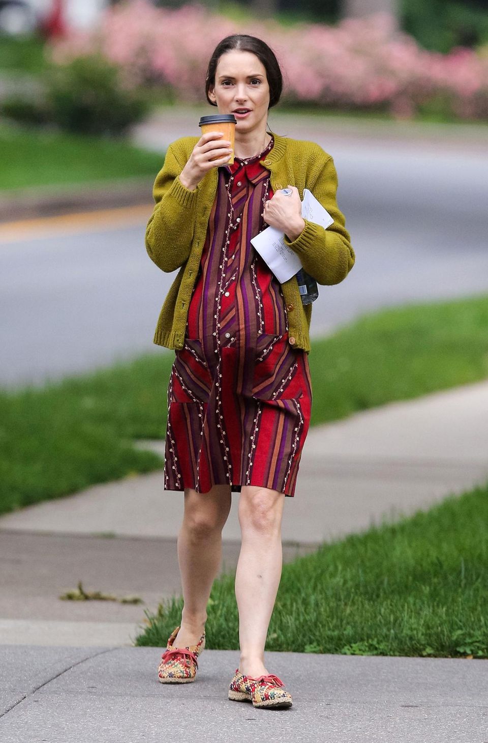 12. Juni 2014: Winona Ryder trägt für ihre Rolle im Film "Experimenter" einen künstlichen Babybauch und dreht eine Szene im "Ditmas Park" in Brooklyn.