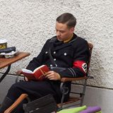 23. Juni 2014: Tom Schilling liest in einer Drehpause des Films "Woman in Gold" in Wien ein Buch.
