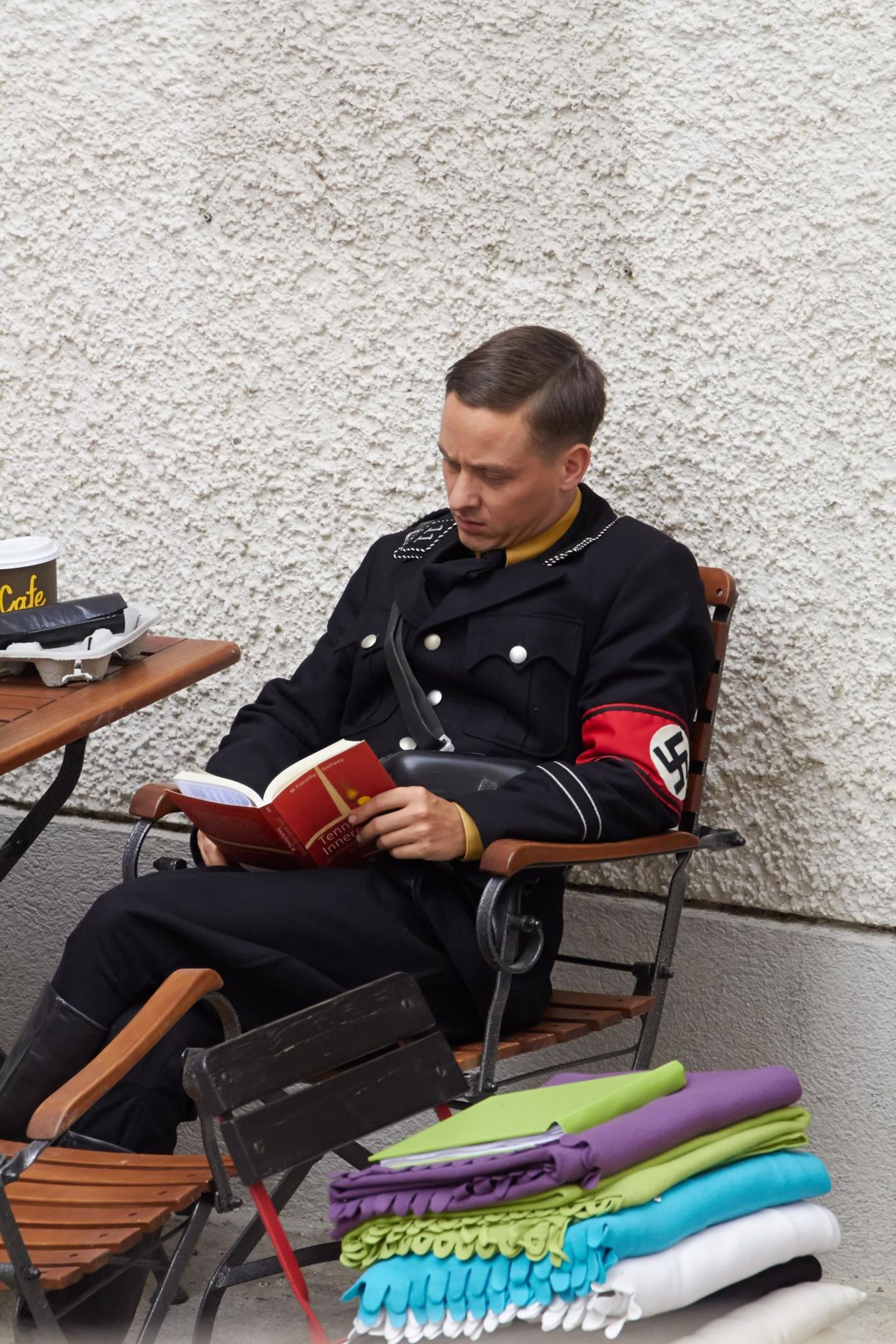 23. Juni 2014: Tom Schilling liest in einer Drehpause des Films "Woman in Gold" in Wien ein Buch.