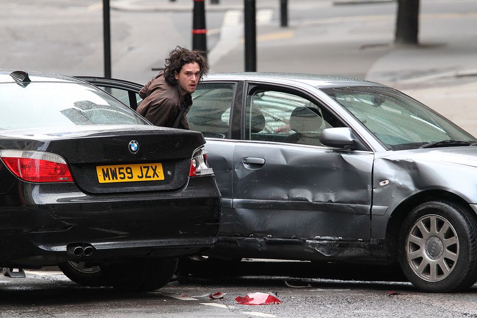 11. Mai 2014: Ist Kit Harington in einen Autounfall verwickelt? Nein, für die Dreharbeiten des Films "Spooks:The Greater Good" in London dreht der "Game of Thrones"-Star eine Action-Szene. 11. Mai 2014: Ist Kit Harington in einen Autounfall verwickelt? Nein, für die Dreharbeiten des Films "Spooks:The Greater Good" in London dreht der "Game of Thrones"-Star eine Action-Szene.