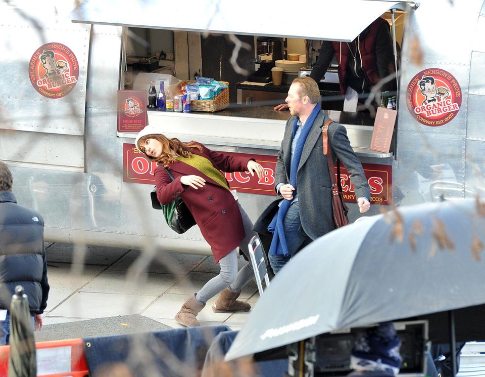 26. Februar 2014: Simon Pegg und Lake Bell spielen nur so zum Spaß eine Kampfszene während sie auf die nächste Klappe ihres Films "Man Up" in London warten. 26. Februar 2014: Simon Pegg und Lake Bell spielen nur so zum Spaß eine Kampfszene während sie auf die nächste Klappe ihres Films "Man Up" in London warten.