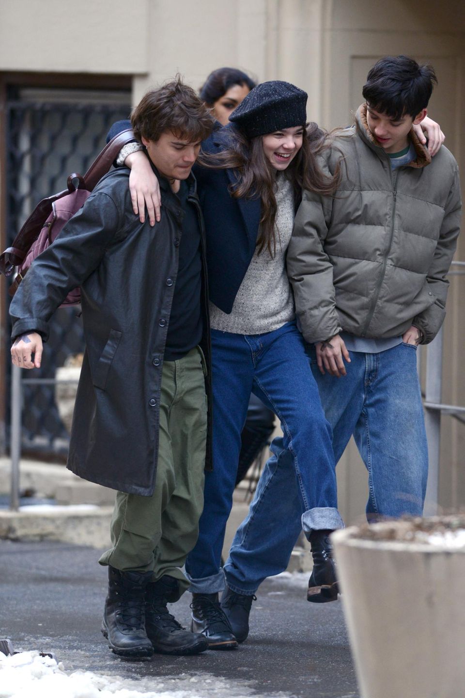 27. Januar 2014: Emile Hirsch und Asa Butterfield stützen die lachende Hailee Steinfeld am Set des Films "Ten Thousand Saints" in New York City. 27. Januar 2014: Emile Hirsch und Asa Butterfield stützen die lachende Hailee Steinfeld am Set des Films "Ten Thousand Saints" in New York City.