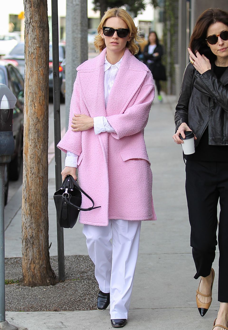 Mit dem Wintermantel in Bonbonrosa und einem weißen Outfit darunter leuchtet "Mad Men"-Star January Jones ganz besonders hell. Mit dem Wintermantel in Bonbonrosa und einem weißen Outfit darunter leuchtet "Mad Men"-Star January Jones ganz besonders hell.