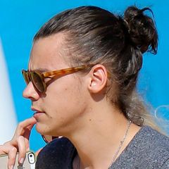 "One Direction"-Star Harry Styles hat seine Haare streng in einen Zopf zurückgekämmt und sie anschließend zu einem lässigen Dutt zusammengenommen.