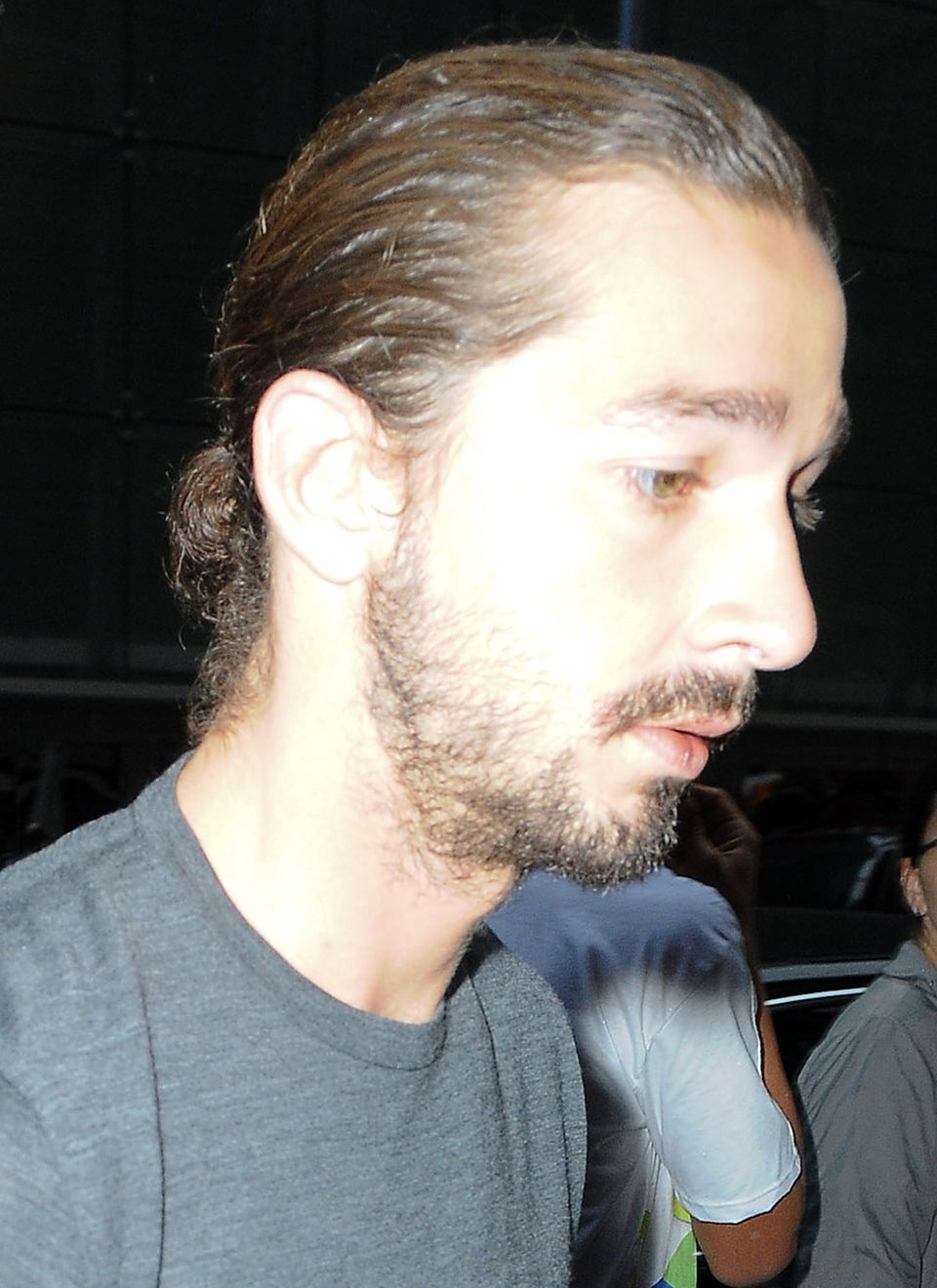 Nicht besonders vorteilhaft ist die Zopffrisur bei Shia LaBeouf. Seine Haare sind kraus und wirken durch die strenge Frisur splissig und ungepflegt. Nicht besonders vorteilhaft ist die Zopffrisur bei Shia LaBeouf. Seine Haare sind kraus und wirken durch die strenge Frisur splissig und ungepflegt.