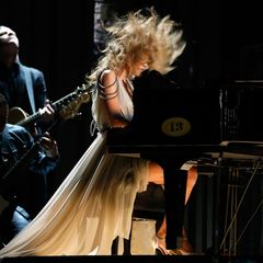 Taylor Swift performt mit vollem Körpereinsatz am Klavier.
