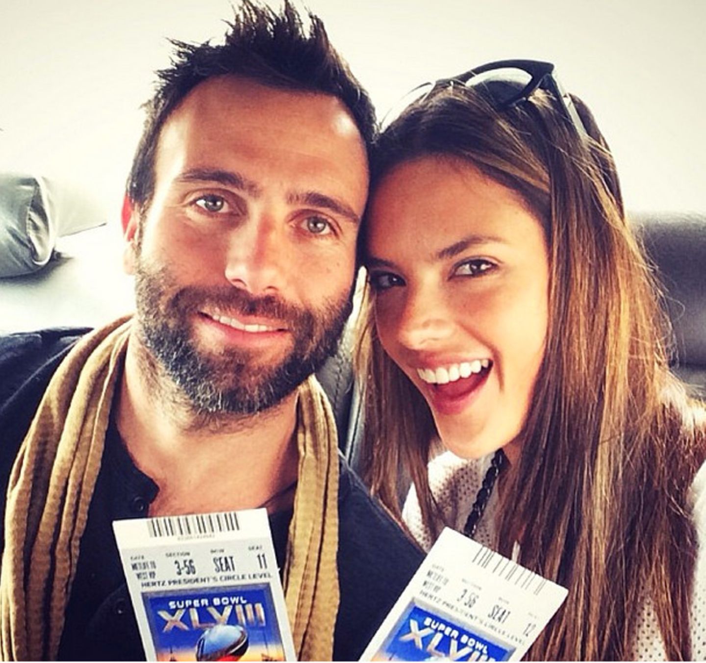Alessandra Ambrosio und ihr Mann Jamie Mazur zeigen auf Instagram stolz ihre Karten.