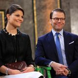Victoria und Daniel lauschen den Worten des schwedischen Botschafters.