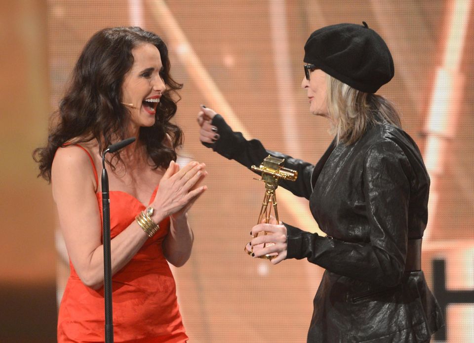 Andie MacDowell überreicht Diane Keaton die Goldene Kamera für ihr Lebenswerk.