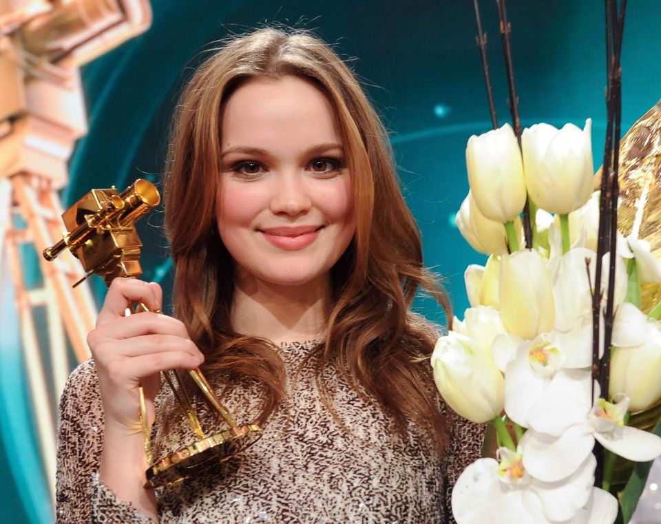 Emilia Schüle gewinnt die "Goldene Kamera" als „Beste Nachwuchsschauspielerin“.