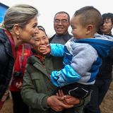 26. November 2014: Königin Máxima ist auf einer Ziegenfarm in Lou Manchu und trifft dort auf den Sohn des Farmbesitzers. Es scheint, als wenn der Kleine den lachenden, royalen Gast am liebsten mal anfassen möchte.