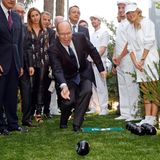 3. Oktober 2014: Fürst Albert zeigt sich sportlich und greift bei einer Eröffnung in Monte Carlo zur Bowling-Kugel.