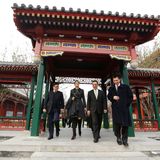 26. November 2014: Königin Máxima ist in ihrer Eigenschaft als Sondervertreterin der UN auf einem viertägigen Besuch in China. An der Pekinger Universität kommt sie an, um dort eine Rede zu halten.