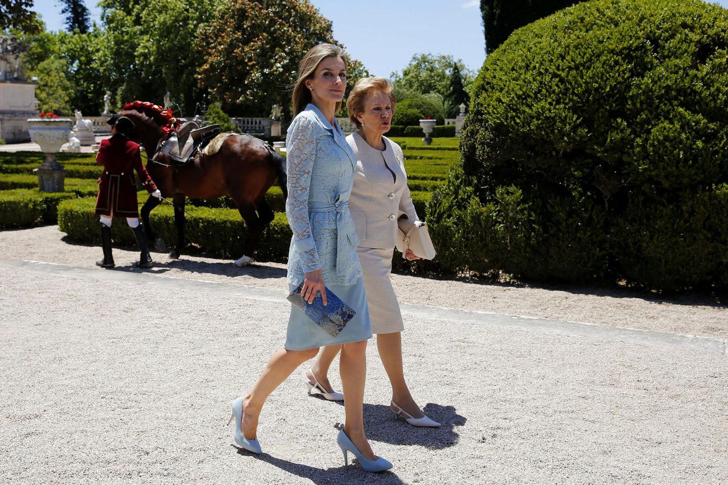 7. Juli 2014: Königin Letizia wird von Portugals First Lady Maria im Queluz Palast in der gleichnamigen Stadt empfangen.