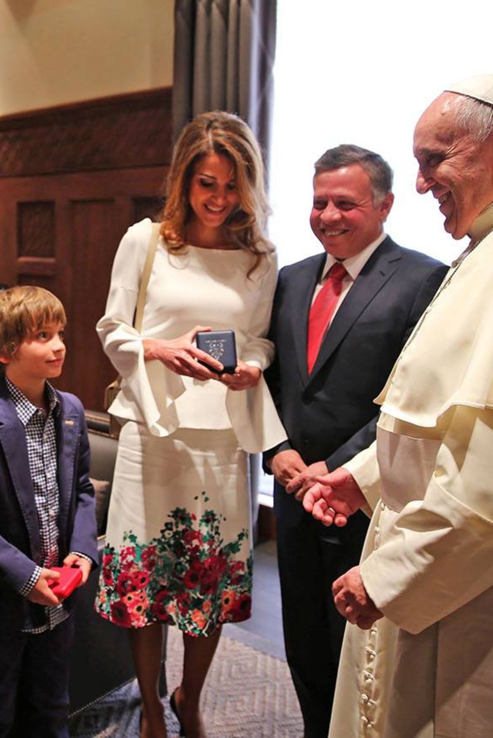 24. Mai 2014: König Abdullah und Königin Rania von Jordanien und ihre Familie begrüßen Papst Franziskus in Amman.