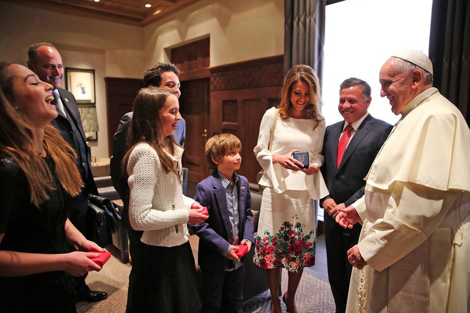 24. Mai 2014: König Abdullah und Königin Rania von Jordanien und ihre Familie begrüßen Papst Franziskus in Amman. 24. Mai 2014: König Abdullah und Königin Rania von Jordanien und ihre Familie begrüßen Papst Franziskus in Amman.