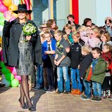 21. November 2014: Königin Máxima hat die Ehre, in Joure eine neue Schule zu eröffnen. Die Schüler der "Brede School" stehen ganz diszipliniert in einer Reihe, als die Königin winkend an ihnen vorbeigeht.