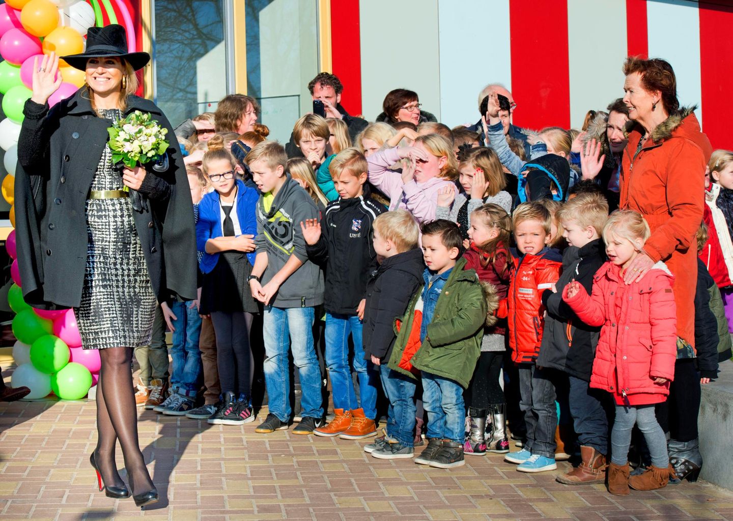 21. November 2014: Königin Máxima hat die Ehre, in Joure eine neue Schule zu eröffnen. Die Schüler der "Brede School" stehen ganz diszipliniert in einer Reihe, als die Königin winkend an ihnen vorbeigeht.