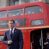 30. Oktober 2014: Nächster Halt "Buckingham Palace". Prinz Harry hat sich mit Unterstützern des "Royal British Legion Poppy Day" zu einer Rundfahrt in einem typischen Londoner Doppeldecker-Bus getroffen.