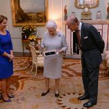 26. November 2014: Ausnahmsweise ist Queen Elizabeth mal diejenige, die einen Preis entgegennimmt. Aus den Händen von Verbandspräsidentin Prinzessin Haya von Jordanien erhält die Monarchin den ersten "LIfetime Achievement Award", den der internationale Pferdesportverbandes (FEI) vergibt. Gewürdigt werde damit ihre "führende Rolle als Unterstützerin des Pferdesports während ihrer gesamten Regentschaft".  Während Prinz Philip (rechts) seit vielen Jahren nur als Kutschefahrer aktiv ist, steigt die Queen nach wie vor noch regelmäßig in den Sattel und unternimmt Ausritte auf ihren Pferden.