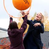 6. Oktober 2014: Prinzessin Mette-Marit probiert in Årnes aus, wie sich Schüler in der Pause beschäftigen können.